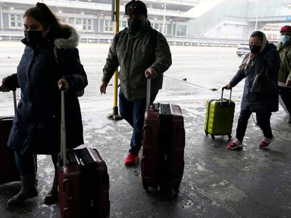 Tormenta invernal obliga a cancelar al menos 1.000 vuelos y no deja de azotar al país