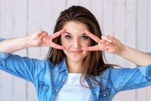 4 ejercicios faciales para rejuvenecer el rostro naturalmente y eliminar las arrugas