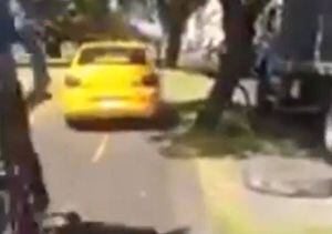 En video queda captado cuando un taxista invade la ciclorruta