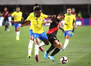 "No le teme a la pelota, ni mucho menos al rival": la prensa peruana llenó de elogios a Gabriel Costa por su nivel ante Brasil