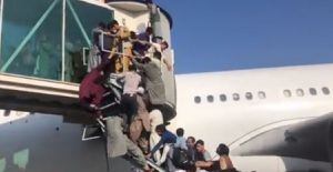 Imagens de desespero: vídeos mostram pessoas tentando sair do Afeganistão após volta do Taleban ao poder