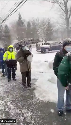 Ecuatorianos en New Jersey hacen larga fila en plena nevada para ejercer su derecho al voto