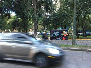 El divertido cartel con dedicatoria especial que acaparó las miradas en la Reforma