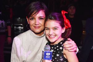 Suri Cruise deslumbra con un hermoso vestido y tenis en una salida con su madre Katie Holmes