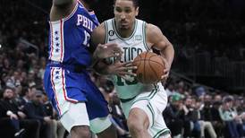Celtics pierden a Brown pero resisten y vencen a 76ers