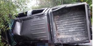 Volcamiento de vehículo en la vía Calacalí-Río Blanco deja un fallecido