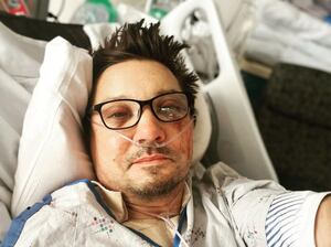 Jeremy Renner comparte su primera fotografía luego del accidente que sufrió