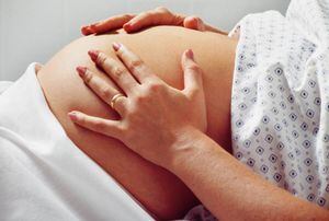 Embarazadas pueden transmitir el coronavirus a sus hijos: bebé dio positivo 30 horas después del nacimiento