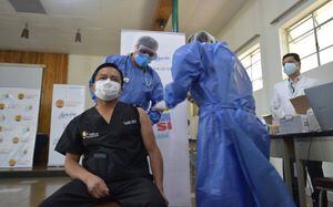 Primer grupo de inmunizados esperan por la segunda dosis de la vacuna contra el coronavirus