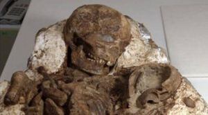 Un abrazo eterno: así se ven los restos de una madre y un bebé de la cultura Dapenkeng, con 4.800 años de antigüedad