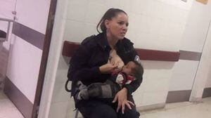 Policía estaba de servicio en hospital y lacta niño que no paraba de llorar
