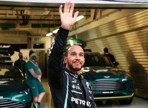 Lewis Hamilton consigue su victoria 100 en F1; Checo Pérez noveno en Rusia