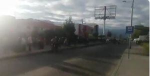 VIDEO: Comerciantes informales rompieron cerco para entrar al mercado Mayorista de Riobamba