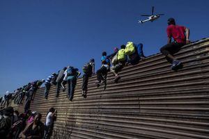 VIDEO. Tensión en frontera: Les lanzan gases lacrimógenos a migrantes