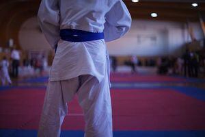 Hombre persigue a mujer para secuestrarla hasta una escuela de karate: fue la peor decisión de su vida
