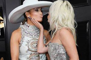 ¿Se besaron? Las fotos de Jennifer López y Lady Gaga en la alfombra roja de los Grammy 2019 que escandalizan las redes