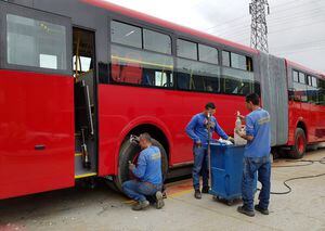 FOTOS: así se arman los buses de TM con sillas tipo metro que empezarán a rodar en Bogotá