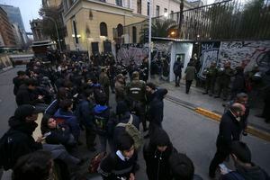“Parece una cárcel”: Fuerzas Especiales custodiaron ingreso de estudiantes al Instituto Nacional
