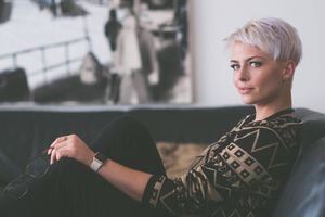Cabelo grisalho: efeitos de cor para disfarçar os fios brancos em mulheres de 40 anos