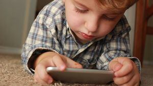 5 razones por las que no deberías darle un celular a un niño pequeño para “distraerlo”
