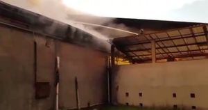 Incendio en Carcelén Industrial: vecinos del sector deben cerrar ventanas para evitar afectaciones por humo