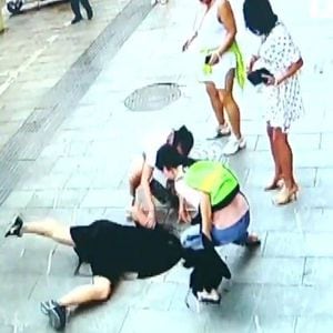 VÍDEO: câmeras de segurança captam o momento apavorante que criança cai em bueiro na Austrália