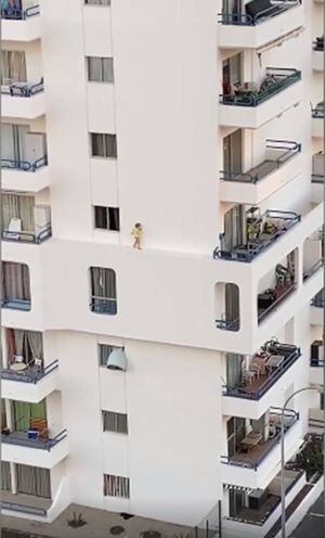 Vídeo viral de criança pulando janela e caminhando até varanda no 5º andar desespera as redes sociais