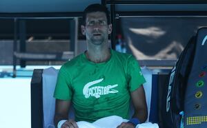 Novak Djokovic habría decidido vacunarse tras título de Nadal en Australia