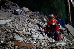 "Nunca perdí la esperanza": rescatan a hombre de 70 años bajo los escombros tras terremoto en Turquía