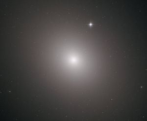 Telescópio Hubble da NASA registra ‘coração brilhante’ de uma galáxia maciça