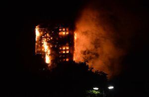 El bebé que sobrevivió tras ser lanzado del piso 9 en el incendio de la Torre Grenfell en Londres