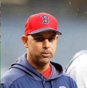 Red Sox despiden a Alex Cora