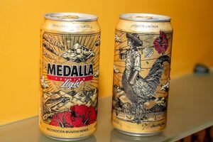 Presentan edición de latas de “Medalla” con diseños de reconocido muralista