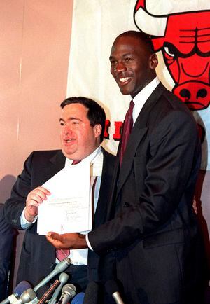 Puntal de los Chicago Bulls sale en defensa del manager al que Michael Jordan le hacía bullying