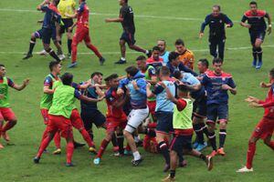 VIDEO. Batalla campal en el estadio de El Trébol 