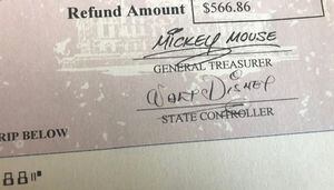 Parece un mal chiste: en Estados Unidos mandan cheques de devolución de impuestos firmados por Walt Disney y Mickey Mouse