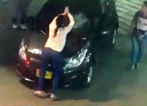 ¿Intolerancia? Mujer rompió parabrisas de un carro con un bate