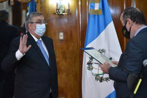 Giammattei oficializa a Francisco Coma como ministro de Salud Pública