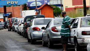 Piden a los venezolanos evitar compras de pánico de gasolina