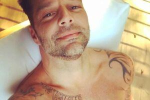 Ricky Martin no deja nada a la imaginación y aparece completamente desnudo