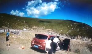 Momento de desespero: vídeo flagra família pulando do carro antes dele cair em penhasco