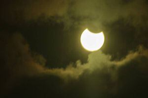 ¿Las nubes nos dejarán disfrutar del eclipse solar? Revisa el pronóstico del tiempo para el día más esperado del año en Chile