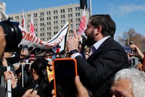 Presidente Boric usa megáfono para comprometerse con manifestantes fuera de La Moneda