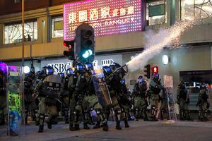Se han usado "armas menos letales de manera prohibida": Bachelet condena represión de manifestantes en Hong Kong