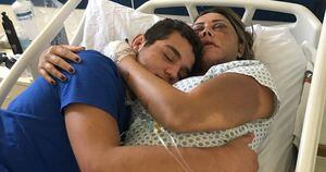 Filho aparece abraçado com a mãe espancada no hospital