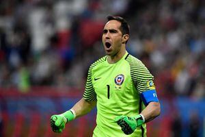 El ataja penales Claudio Bravo tapó bocas y dio vuelta las críticas de Inglaterra