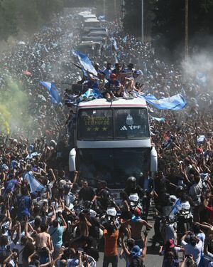 Insólito: hinchas intentaron abordar bus de los campeones argentinos y se suspendió todo