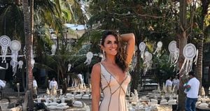 Naty Botero anuncia su embarazo doble con 'topless' en redes