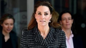Kate Middleton mostra como usar minivestidos com a confiança de uma mulher de 40 anos