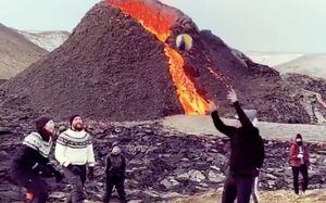 Islandia: Juegan al voleibol mientras el volcán expulsa lava